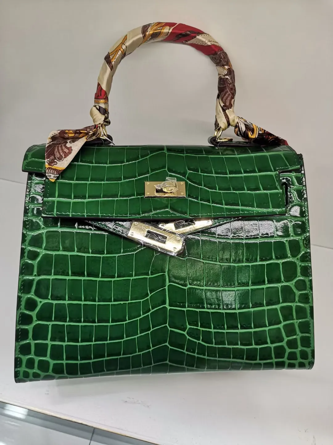 Batch 50cmP640, 28cmP680💅💅🎈Hermes 🎈Hermes 😱Classic Kelly crocodile pattern Original first-layer cowhide leather inner sheepskin [strong] Original steel hardware Selected crocodile pattern Exquisite workmanship Detailed quality depends on the real thing and the picture Original workmanship Comes with a long shoulder strap Reasonable price Classic coming [Seduce] The picture above must sell [Victory] Size: 25×20×10cm, 28×23×13cm