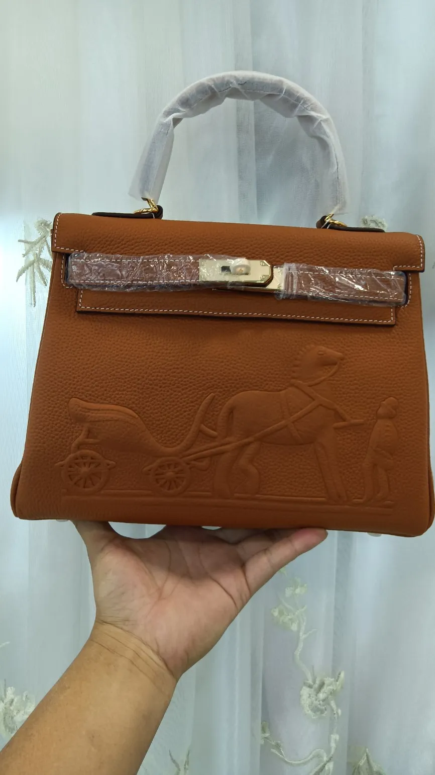 760💰, Kelly bag💥Hermès🐴🐴🏇🏇🚴🏻🚴🏻Horse cart/Hermes💥Official classic production💋💋Original quality coming👉Made of imported pebbled cowhide leather👑 Equipped with pure 24k hardware💎Excellent workmanship👏👏Legendary slow work and meticulous work💓Real pictures taken💓There is no best, only better [smile], size 28cm×20cm×9cm