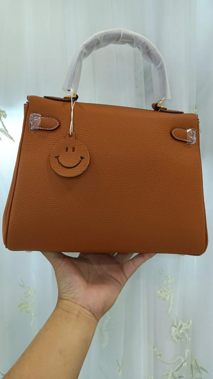 760💰, Kelly bag💥Hermès🐴🐴🏇🏇🚴🏻🚴🏻Horse cart/Hermes💥Official classic production💋💋Original quality coming👉Made of imported pebbled cowhide leather👑 Equipped with pure 24k hardware💎Excellent workmanship👏👏Legendary slow work and meticulous work💓Real pictures taken💓There is no best, only better [smile], size 28cm×20cm×9cm