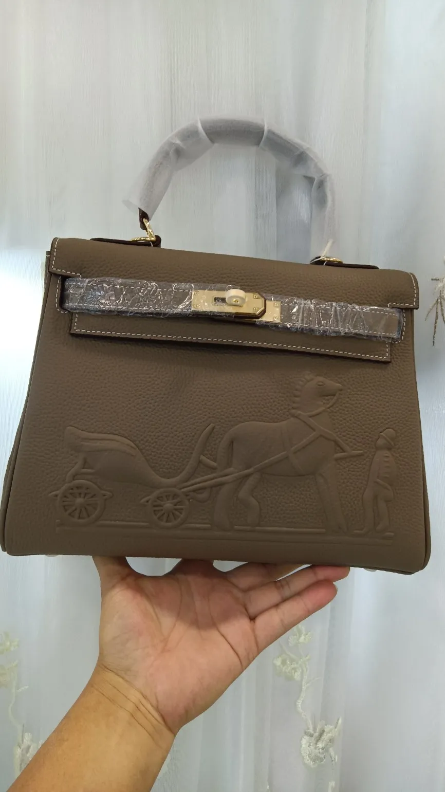 760💰, Kelly bag💥Hermès🐴🐴🏇🏇🚴🏻🚴🏻Horse cart/Hermes💥Official classic production💋💋Original quality coming👉Made of imported pebbled cowhide leather👑 Equipped with pure 24k hardware💎Excellent workmanship👏👏Legendary slow work and meticulous work💓Real pictures taken💓There is no best, only better [smile], size 28cm×20cm×9cm