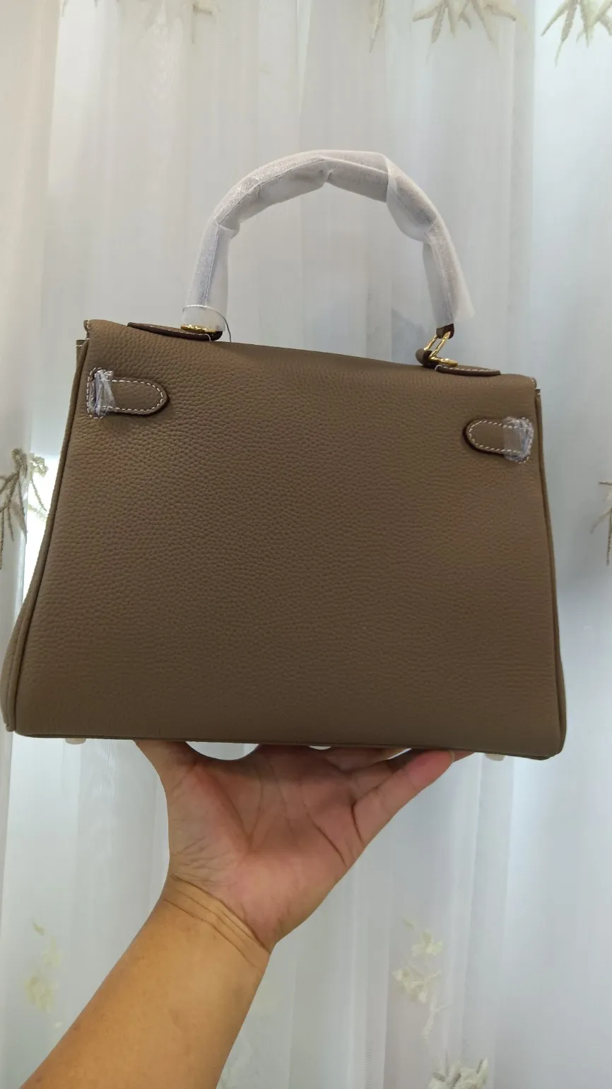 760💰, Kelly bag💥Hermès🐴🐴🏇🏇🚴🏻🚴🏻Horse cart/Hermes💥Official classic production💋💋Original quality coming👉Made of imported pebbled cowhide leather👑 Equipped with pure 24k hardware💎Excellent workmanship👏👏Legendary slow work and meticulous work💓Real pictures taken💓There is no best, only better [smile], size 28cm×20cm×9cm