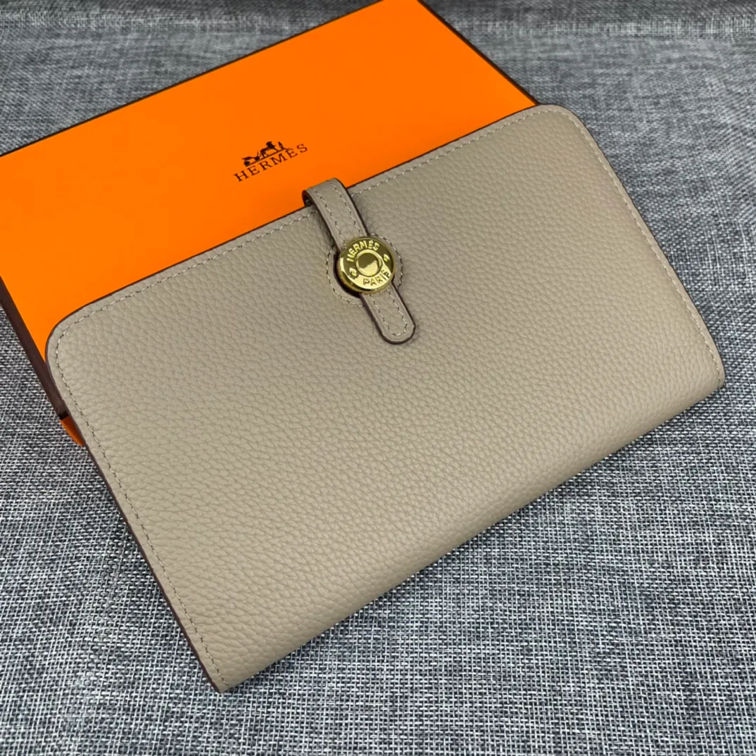 Original quality, p300💰 Hermès Dogon Duo detachable wallet Model: 533 gold buckle Made of Togo calfskin, with original OEM code inside💄 Exquisite workmanship, 8 card slots, 1 bill pocket, 2 extra pockets, a detachable coin purse and palladium-plated saddle nail lock Size: 20.1cm*12.5cm
