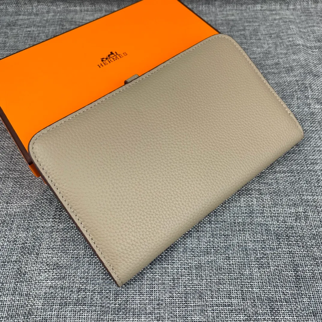 Original quality, p300💰 Hermès Dogon Duo detachable wallet Model: 533 gold buckle Made of Togo calfskin, with original OEM code inside💄 Exquisite workmanship, 8 card slots, 1 bill pocket, 2 extra pockets, a detachable coin purse and palladium-plated saddle nail lock Size: 20.1cm*12.5cm