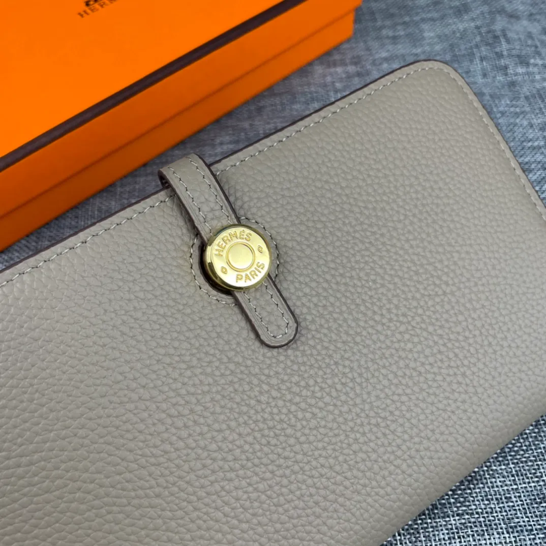 Original quality, p300💰 Hermès Dogon Duo detachable wallet Model: 533 gold buckle Made of Togo calfskin, with original OEM code inside💄 Exquisite workmanship, 8 card slots, 1 bill pocket, 2 extra pockets, a detachable coin purse and palladium-plated saddle nail lock Size: 20.1cm*12.5cm