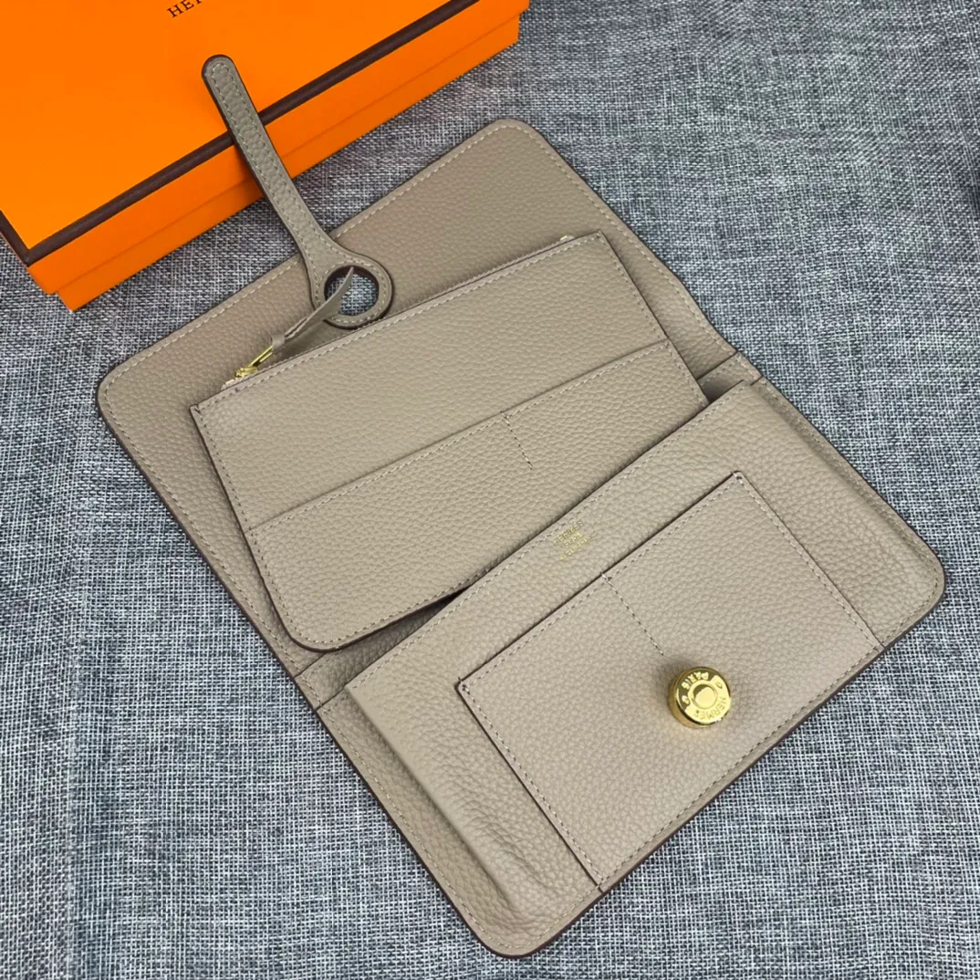 Original quality, p300💰 Hermès Dogon Duo detachable wallet Model: 533 gold buckle Made of Togo calfskin, with original OEM code inside💄 Exquisite workmanship, 8 card slots, 1 bill pocket, 2 extra pockets, a detachable coin purse and palladium-plated saddle nail lock Size: 20.1cm*12.5cm