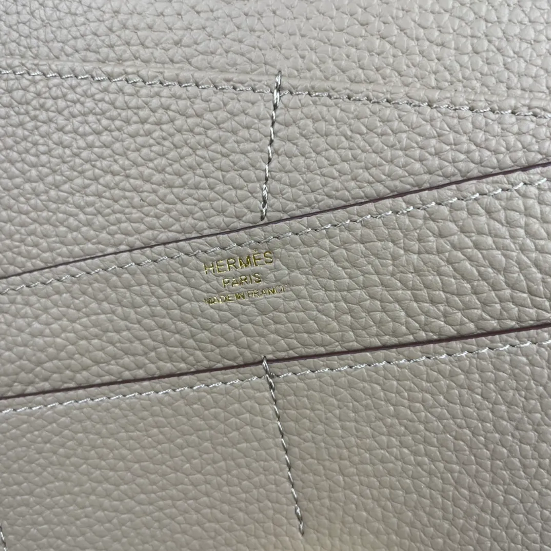 Original quality, p300💰 Hermès Dogon Duo detachable wallet Model: 533 gold buckle Made of Togo calfskin, with original OEM code inside💄 Exquisite workmanship, 8 card slots, 1 bill pocket, 2 extra pockets, a detachable coin purse and palladium-plated saddle nail lock Size: 20.1cm*12.5cm