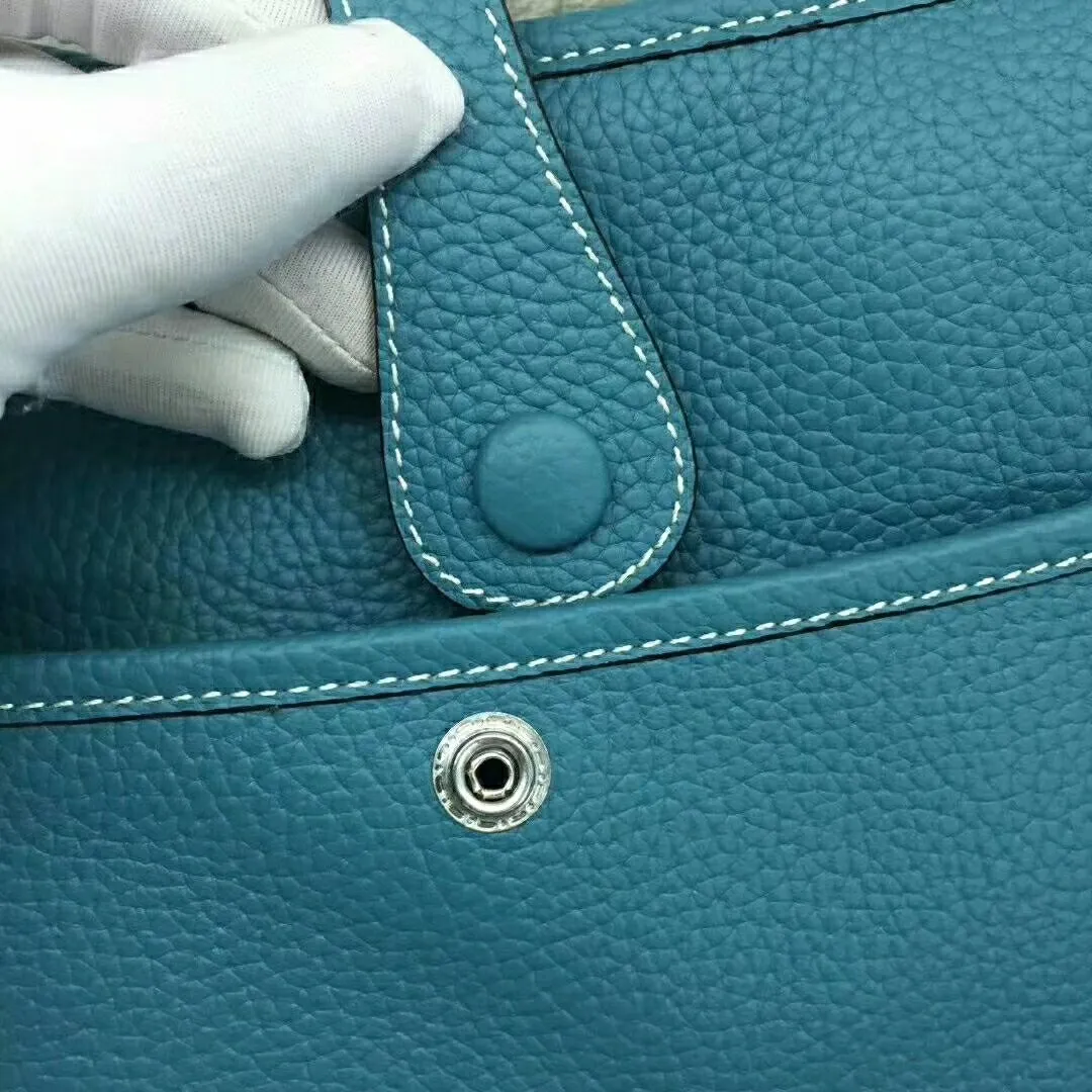 Batch 660💰💅 Hermes Evelyne crossbody bag, model number 166817. It is custom-made from first-layer cowhide. The shoulder strap can be adjusted. This novel and unique Evelyne is suitable for both men and women. It is not only because of the characteristics of the bag itself, but also because of the surprise it brings to the user. The biggest feature is its hollow H shape. This hollow has two purposes. One is to highlight the novelty of the design, and the other is to increase the recognition of the bag. The big hollow H makes it easy to tell that it is a Hermès Eveline satchel. [Real pictures] Size 30*28*10