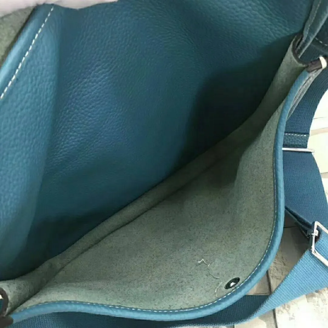 Batch 660💰💅 Hermes Evelyne crossbody bag, model number 166817. It is custom-made from first-layer cowhide. The shoulder strap can be adjusted. This novel and unique Evelyne is suitable for both men and women. It is not only because of the characteristics of the bag itself, but also because of the surprise it brings to the user. The biggest feature is its hollow H shape. This hollow has two purposes. One is to highlight the novelty of the design, and the other is to increase the recognition of the bag. The big hollow H makes it easy to tell that it is a Hermès Eveline satchel. [Real pictures] Size 30*28*10