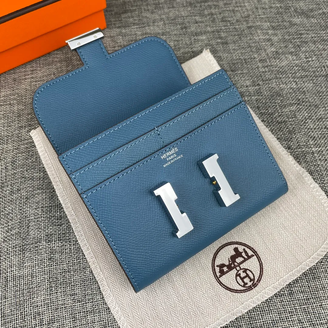 Hermes Constance p250💰 Model: 537 Palm pattern silver buckle Size: 13*11.8cm. Hermes🇫🇷Overseas🇫🇷Imported palm pattern cowhide, soft and comfortable to the touch. The original replica is matched with silver hardware, exquisite and elegant, and has the original OEM code inside. The oil edges are straight and smooth🎈There are two cash slots, a zipper pocket, and 3 card slots🚚