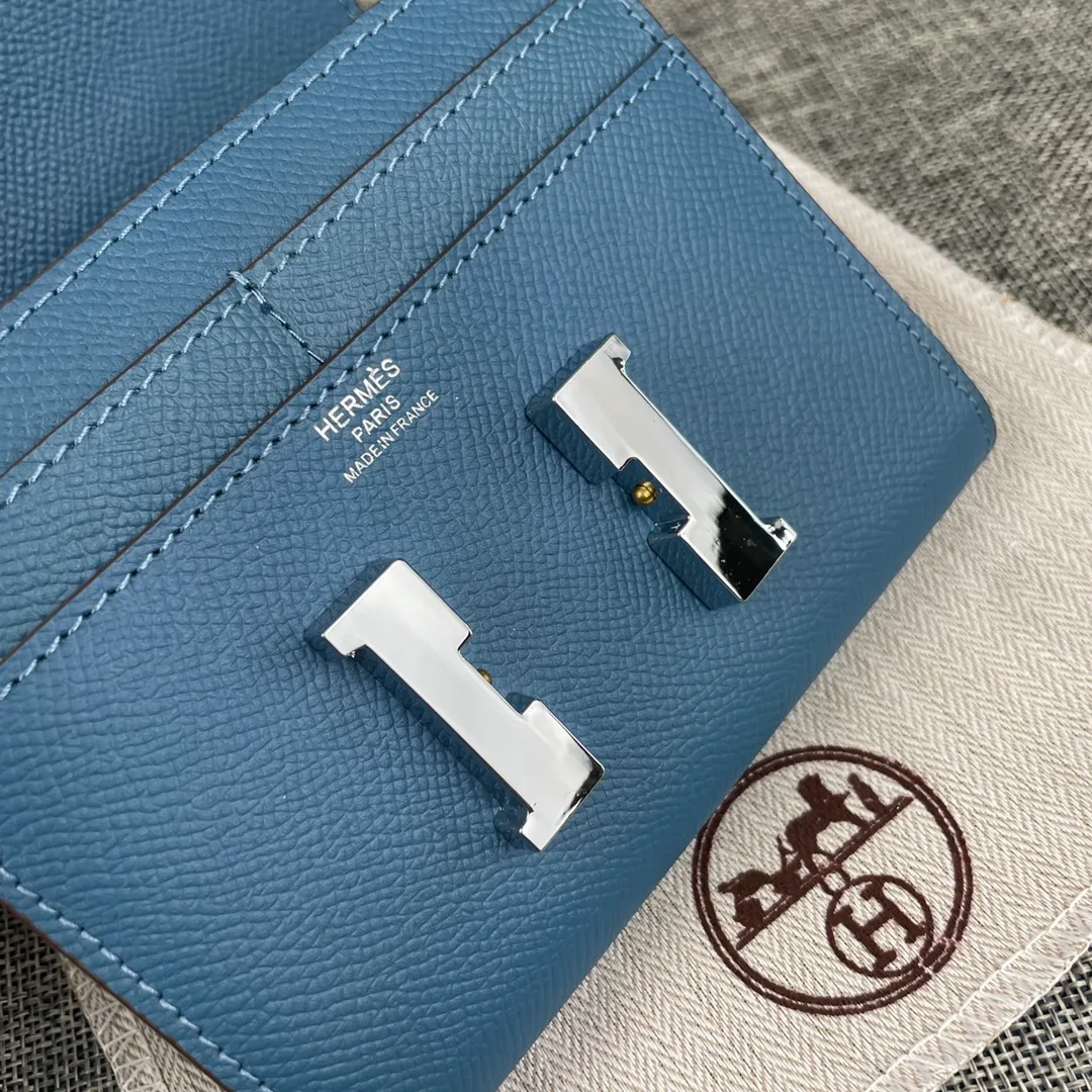 Hermes Constance p250💰 Model: 537 Palm pattern silver buckle Size: 13*11.8cm. Hermes🇫🇷Overseas🇫🇷Imported palm pattern cowhide, soft and comfortable to the touch. The original replica is matched with silver hardware, exquisite and elegant, and has the original OEM code inside. The oil edges are straight and smooth🎈There are two cash slots, a zipper pocket, and 3 card slots🚚