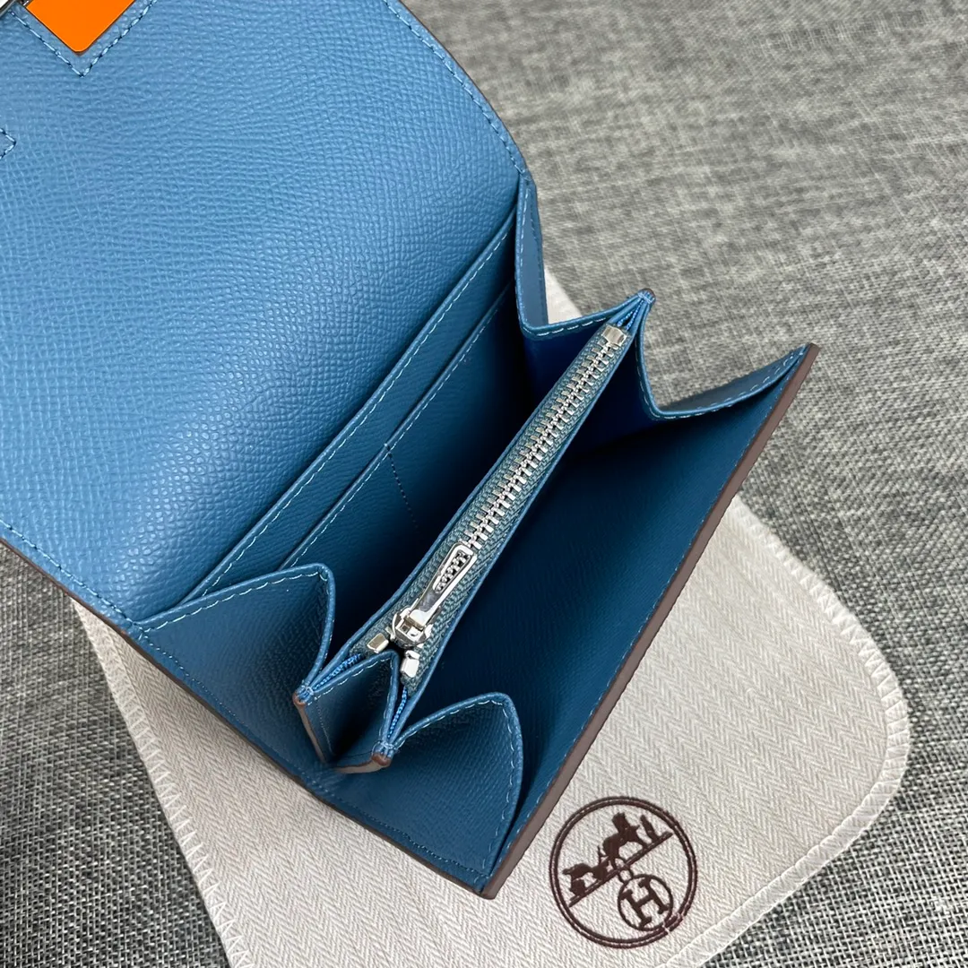 Hermes Constance p250💰 Model: 537 Palm pattern silver buckle Size: 13*11.8cm. Hermes🇫🇷Overseas🇫🇷Imported palm pattern cowhide, soft and comfortable to the touch. The original replica is matched with silver hardware, exquisite and elegant, and has the original OEM code inside. The oil edges are straight and smooth🎈There are two cash slots, a zipper pocket, and 3 card slots🚚
