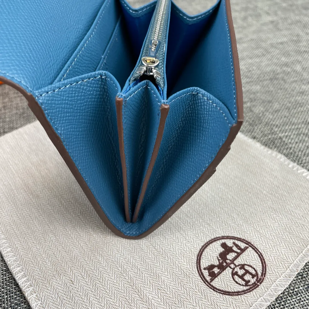 Hermes Constance p250💰 Model: 537 Palm pattern silver buckle Size: 13*11.8cm. Hermes🇫🇷Overseas🇫🇷Imported palm pattern cowhide, soft and comfortable to the touch. The original replica is matched with silver hardware, exquisite and elegant, and has the original OEM code inside. The oil edges are straight and smooth🎈There are two cash slots, a zipper pocket, and 3 card slots🚚