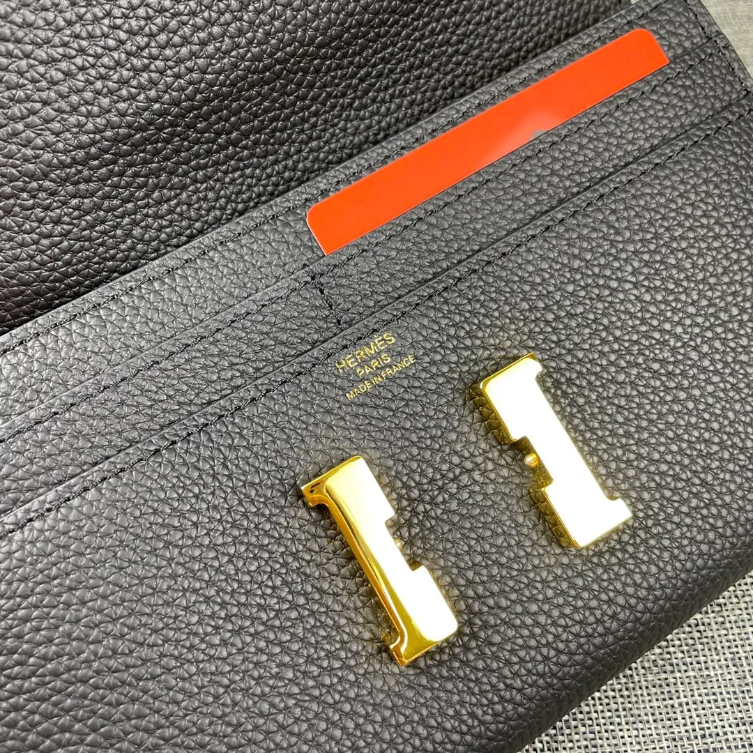 Hermes Constance p330💰 Hermes model: 9852 gold belt togo leather size: 22*11cm 🇫🇷Overseas🇫🇷Imported Togo cowhide, with original OEM code inside, soft and comfortable to the touch. The original replica is matched with silver hardware, exquisite and elegant, and the oil edge is straight and smooth🎈There are two large note slots, a zipper pocket, and 12 card slots🚚The shoulder strap is adjustable