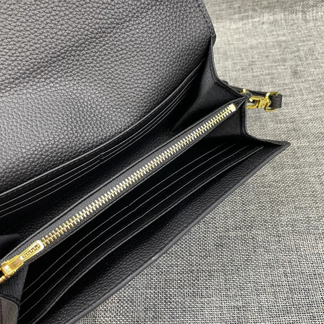 Hermes Constance p330💰 Hermes model: 9852 gold belt togo leather size: 22*11cm 🇫🇷Overseas🇫🇷Imported Togo cowhide, with original OEM code inside, soft and comfortable to the touch. The original replica is matched with silver hardware, exquisite and elegant, and the oil edge is straight and smooth🎈There are two large note slots, a zipper pocket, and 12 card slots🚚The shoulder strap is adjustable