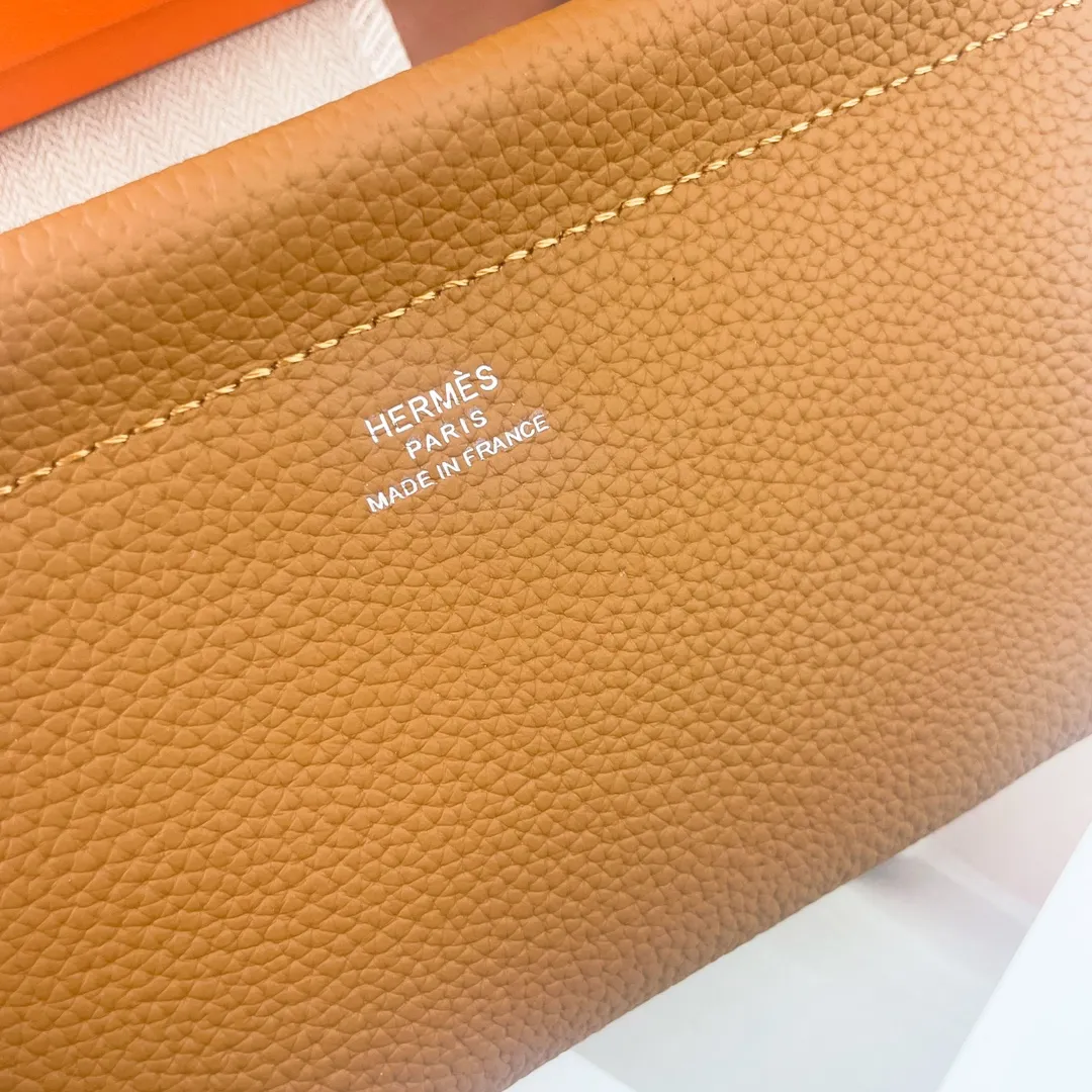 Hermès new model【Hermes】💰180 💋New first-layer cowhide wallet 💋Soft touch, magnetic buckle opening and closing 💋Material: imported togo cowhide 💋Size: 19*11 CM 💋Model: 6911