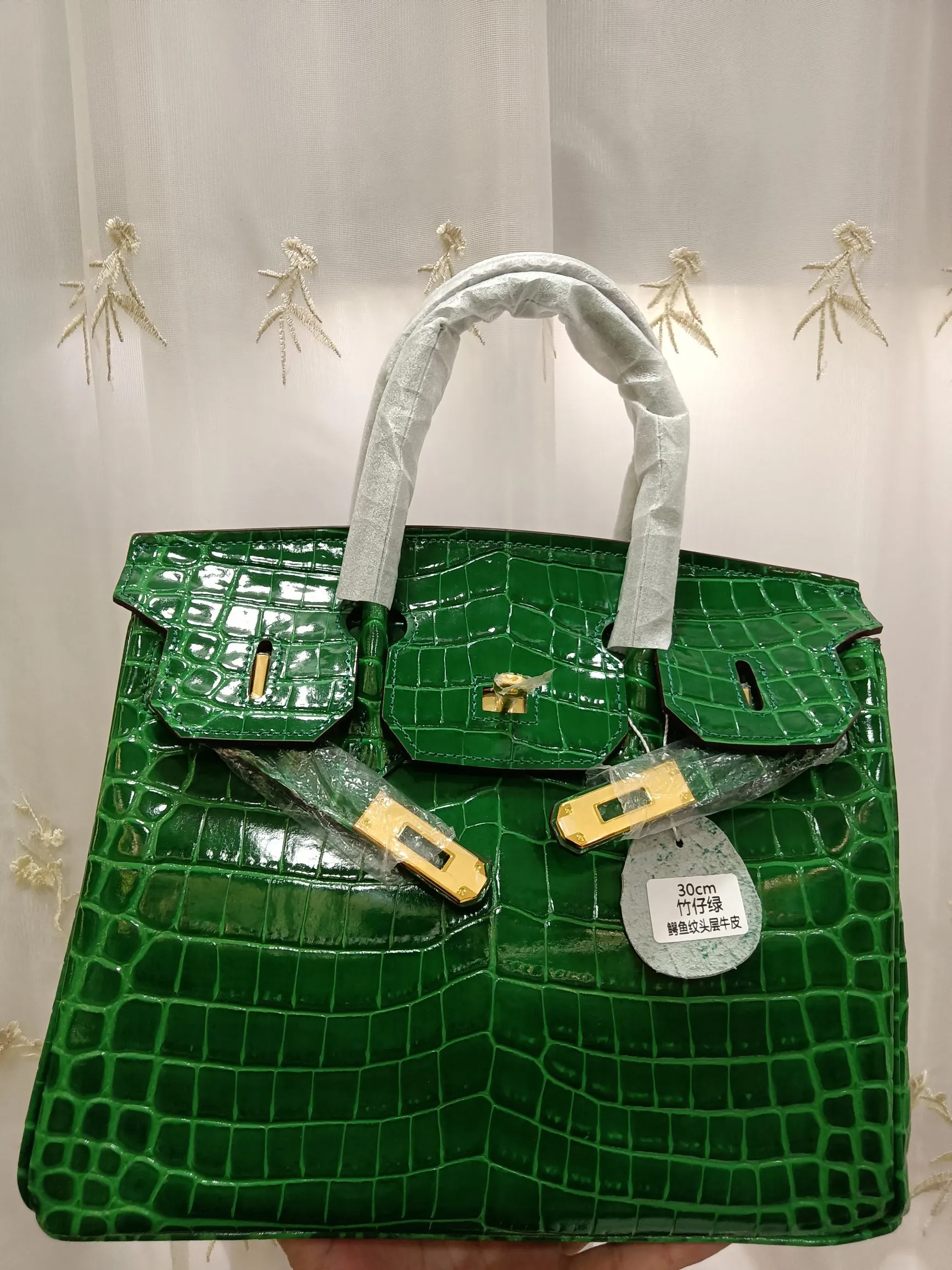 Hot model debuts, price has been adjusted💰800/380/360💥Hermes/Hermes💥Official classic production💋Platinum crocodile pattern💋Original quality coming👉Using imported crocodile pattern cowhide , with pure 24k original hardware💎Size: large 35*25*18cm/medium 30*22*16cm/small 25* 20*14cm👛Excellent workmanship👏👏Legendary slow work and careful work💓Real pictures taken💓Classic beauty worth owning💃🏻💃🏻💃🏻