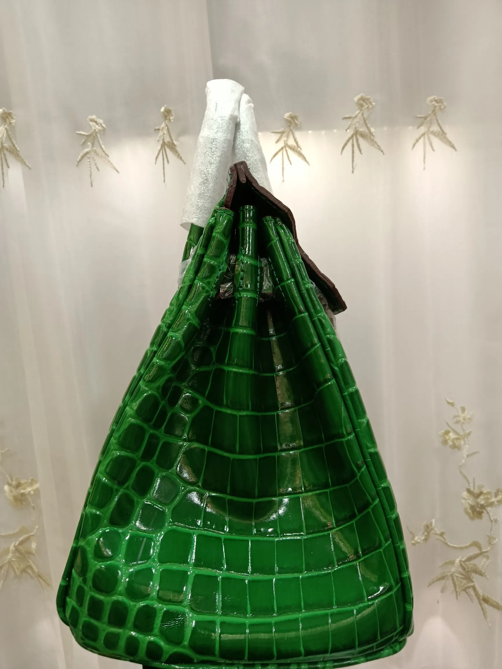 Hot model debuts, price has been adjusted💰800/380/360💥Hermes/Hermes💥Official classic production💋Platinum crocodile pattern💋Original quality coming👉Using imported crocodile pattern cowhide , with pure 24k original hardware💎Size: large 35*25*18cm/medium 30*22*16cm/small 25* 20*14cm👛Excellent workmanship👏👏Legendary slow work and careful work💓Real pictures taken💓Classic beauty worth owning💃🏻💃🏻💃🏻