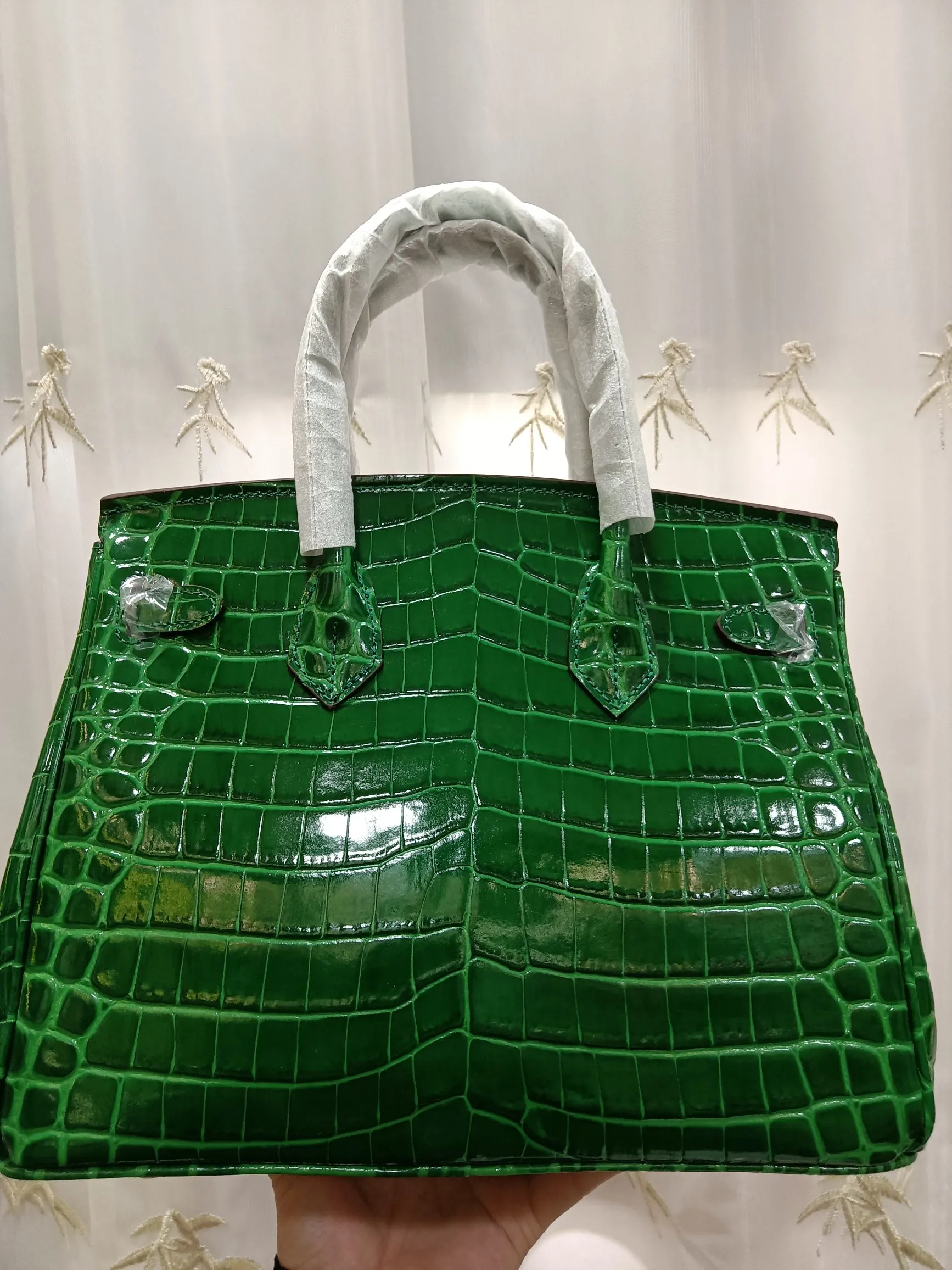 Hot model debuts, price has been adjusted💰800/380/360💥Hermes/Hermes💥Official classic production💋Platinum crocodile pattern💋Original quality coming👉Using imported crocodile pattern cowhide , with pure 24k original hardware💎Size: large 35*25*18cm/medium 30*22*16cm/small 25* 20*14cm👛Excellent workmanship👏👏Legendary slow work and careful work💓Real pictures taken💓Classic beauty worth owning💃🏻💃🏻💃🏻