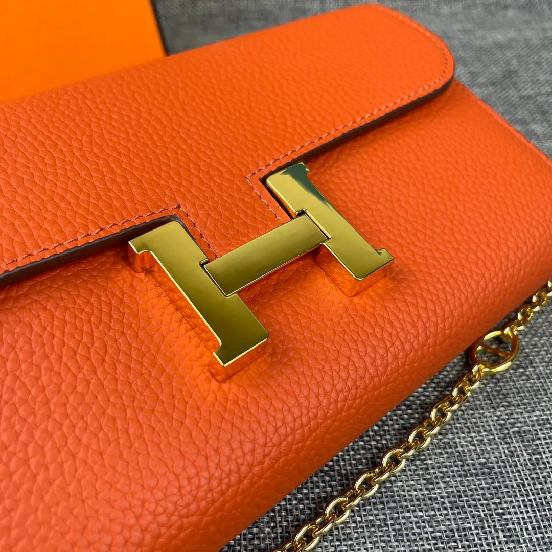Hermes Constance p310💰 Hermes model: 9852 gold chain togo leather size: 22*11cm 🇫🇷Overseas🇫🇷Imported Togo cowhide, with original OEM code inside, soft and comfortable to the touch. The original replica is matched with silver hardware, exquisite and elegant, and the oil edge is straight and smooth🎈There are two large note slots, a zipper pocket, and 12 card slots🚚The gold chain is 120cm long