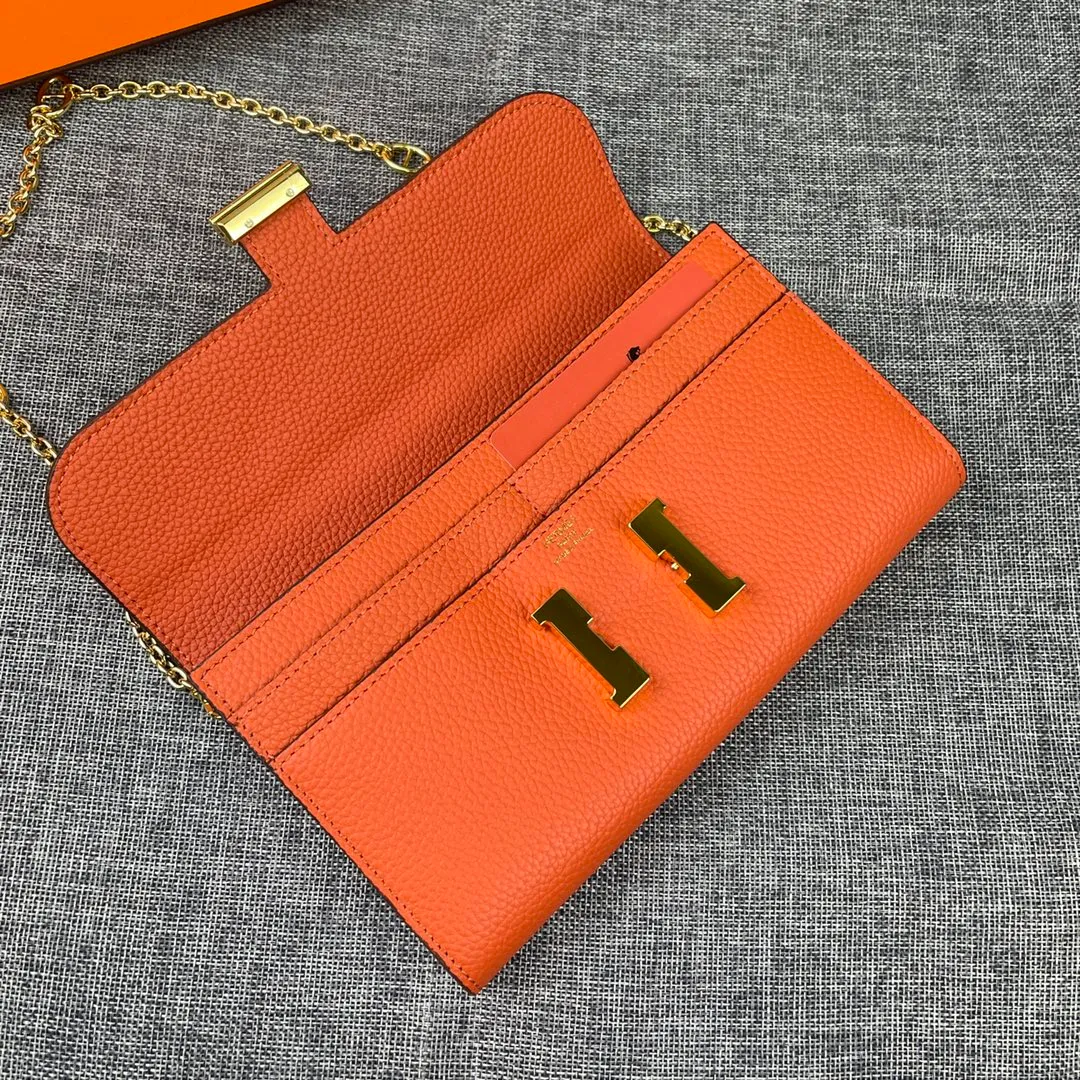 Hermes Constance p310💰 Hermes model: 9852 gold chain togo leather size: 22*11cm 🇫🇷Overseas🇫🇷Imported Togo cowhide, with original OEM code inside, soft and comfortable to the touch. The original replica is matched with silver hardware, exquisite and elegant, and the oil edge is straight and smooth🎈There are two large note slots, a zipper pocket, and 12 card slots🚚The gold chain is 120cm long