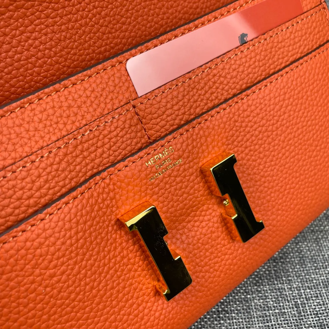 Hermes Constance p310💰 Hermes model: 9852 gold chain togo leather size: 22*11cm 🇫🇷Overseas🇫🇷Imported Togo cowhide, with original OEM code inside, soft and comfortable to the touch. The original replica is matched with silver hardware, exquisite and elegant, and the oil edge is straight and smooth🎈There are two large note slots, a zipper pocket, and 12 card slots🚚The gold chain is 120cm long