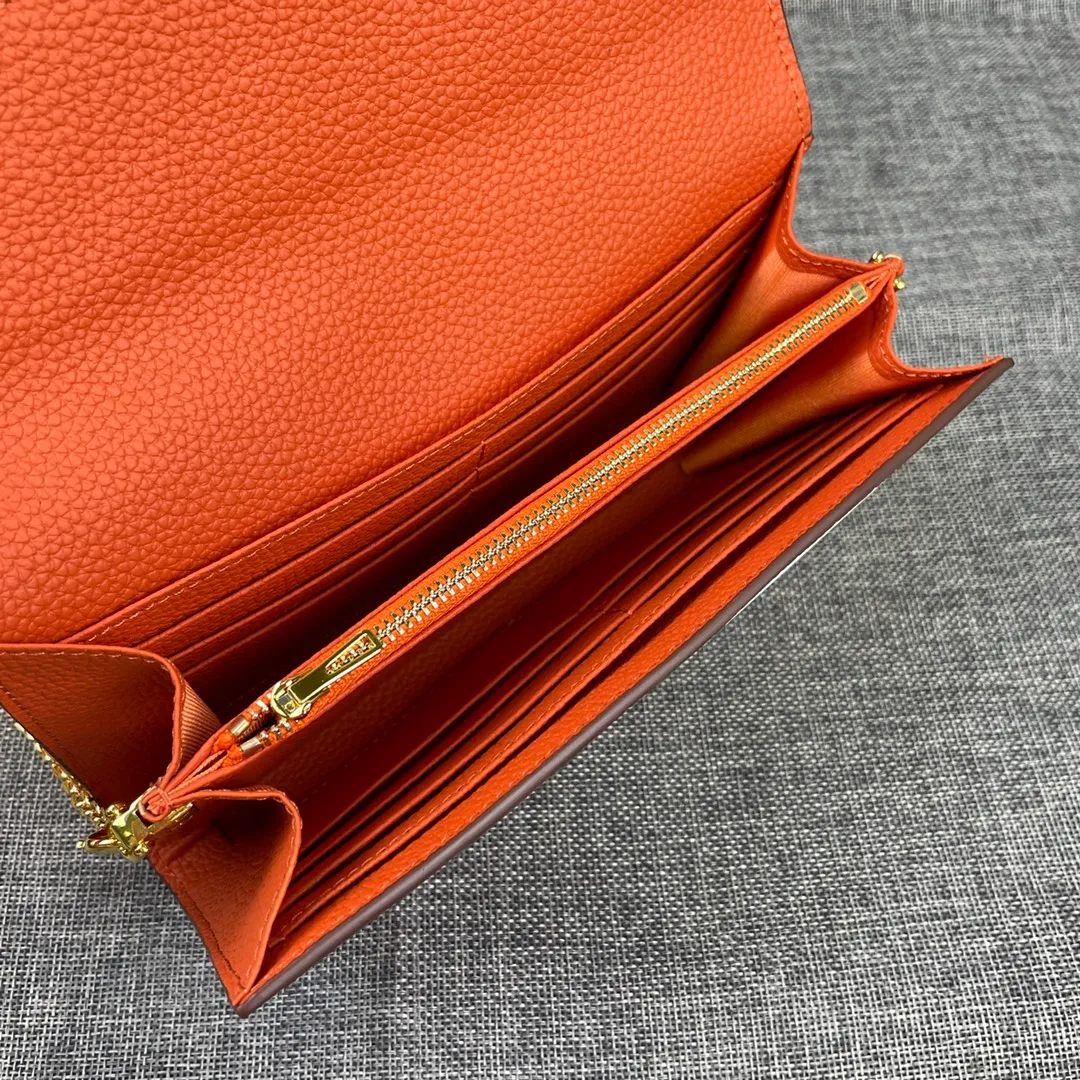 Hermes Constance p310💰 Hermes model: 9852 gold chain togo leather size: 22*11cm 🇫🇷Overseas🇫🇷Imported Togo cowhide, with original OEM code inside, soft and comfortable to the touch. The original replica is matched with silver hardware, exquisite and elegant, and the oil edge is straight and smooth🎈There are two large note slots, a zipper pocket, and 12 card slots🚚The gold chain is 120cm long