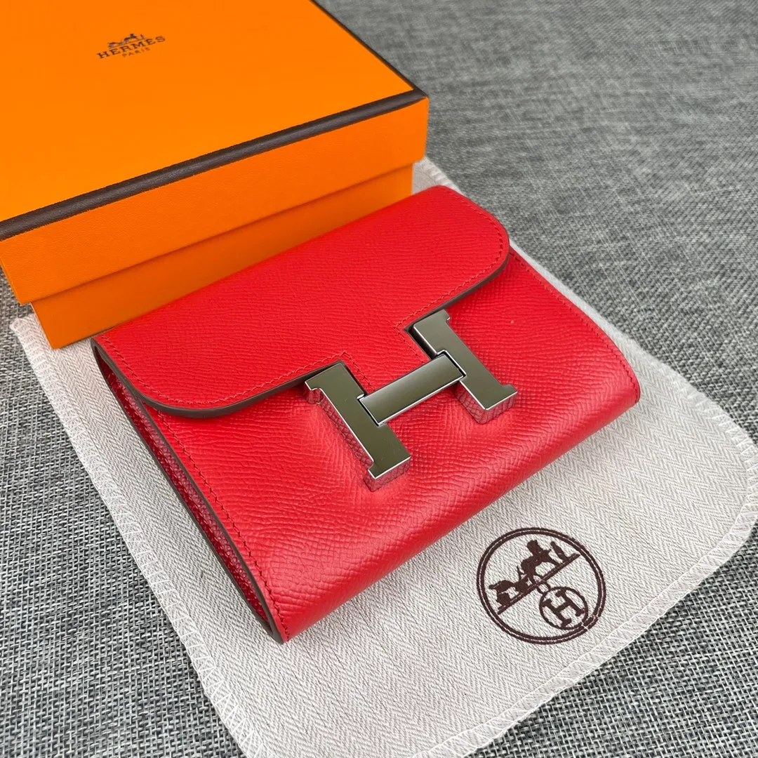 Hermes Constance p250💰 Model: 537 Palm pattern silver buckle Size: 13*11.8cm. Hermes🇫🇷Overseas🇫🇷Imported palm pattern cowhide, soft and comfortable to the touch. The original replica is matched with silver hardware, exquisite and elegant, and has the original OEM code inside. The oil edges are straight and smooth🎈There are two cash slots, a zipper pocket, and 3 card slots🚚