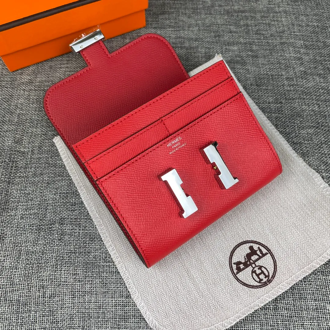 Hermes Constance p250💰 Model: 537 Palm pattern silver buckle Size: 13*11.8cm. Hermes🇫🇷Overseas🇫🇷Imported palm pattern cowhide, soft and comfortable to the touch. The original replica is matched with silver hardware, exquisite and elegant, and has the original OEM code inside. The oil edges are straight and smooth🎈There are two cash slots, a zipper pocket, and 3 card slots🚚
