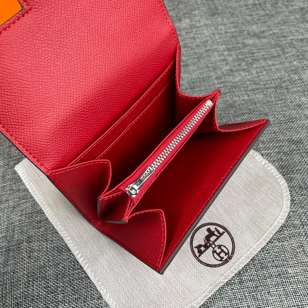 Hermes Constance p250💰 Model: 537 Palm pattern silver buckle Size: 13*11.8cm. Hermes🇫🇷Overseas🇫🇷Imported palm pattern cowhide, soft and comfortable to the touch. The original replica is matched with silver hardware, exquisite and elegant, and has the original OEM code inside. The oil edges are straight and smooth🎈There are two cash slots, a zipper pocket, and 3 card slots🚚