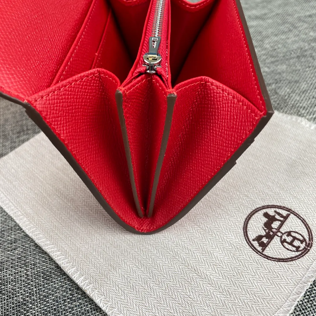 Hermes Constance p250💰 Model: 537 Palm pattern silver buckle Size: 13*11.8cm. Hermes🇫🇷Overseas🇫🇷Imported palm pattern cowhide, soft and comfortable to the touch. The original replica is matched with silver hardware, exquisite and elegant, and has the original OEM code inside. The oil edges are straight and smooth🎈There are two cash slots, a zipper pocket, and 3 card slots🚚