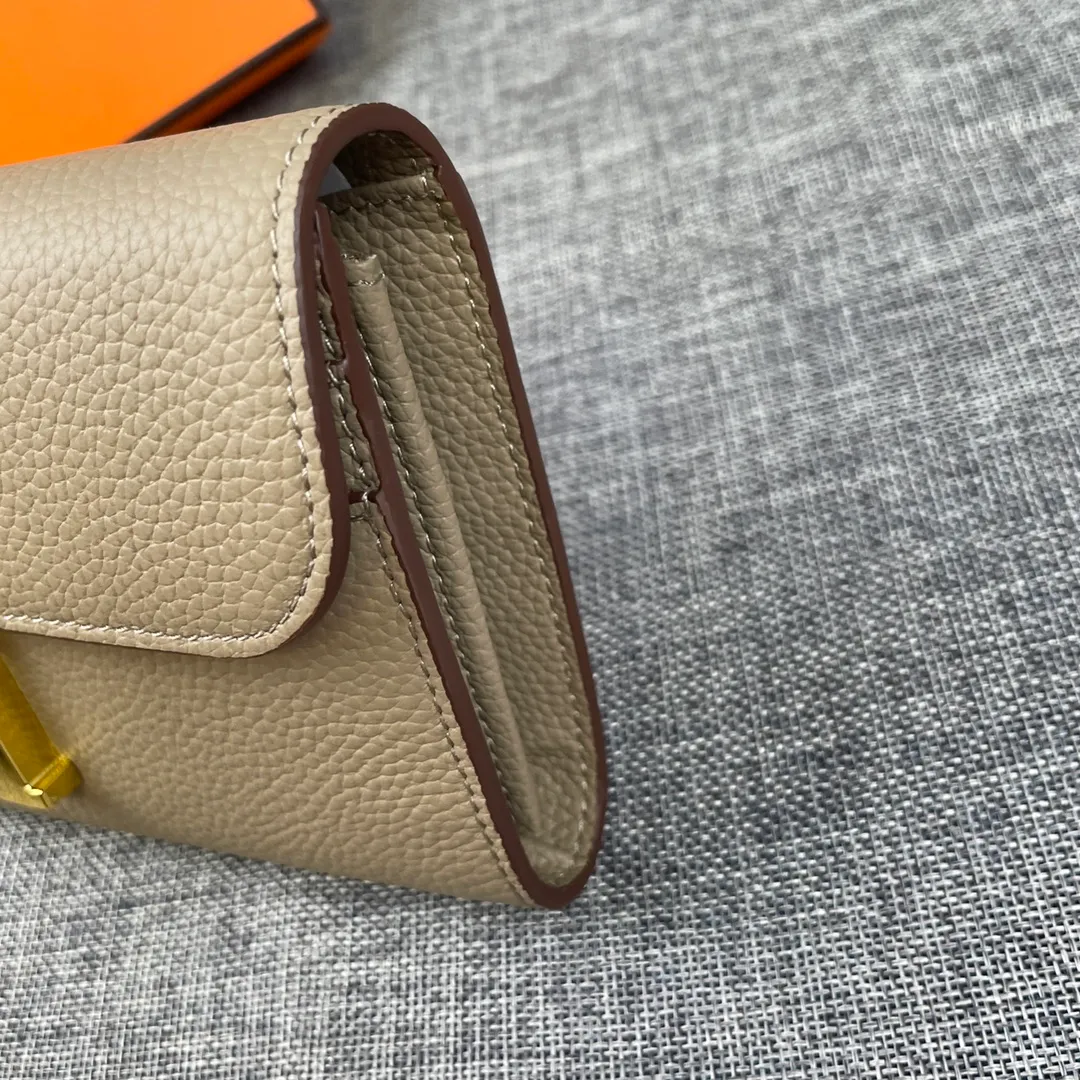 Hermes Constance p270💰 Hermes model: 539 gold buckle togo leather size: 22*11cm 🇫🇷Overseas🇫🇷Imported Togo cowhide, soft and comfortable to the touch. The original replica is matched with gold hardware and has the original OEM code inside. It is exquisite and elegant, and the oil edges are straight and smooth🎈There are two large note slots, a zipper pocket, and 12 card slots inside🚚
