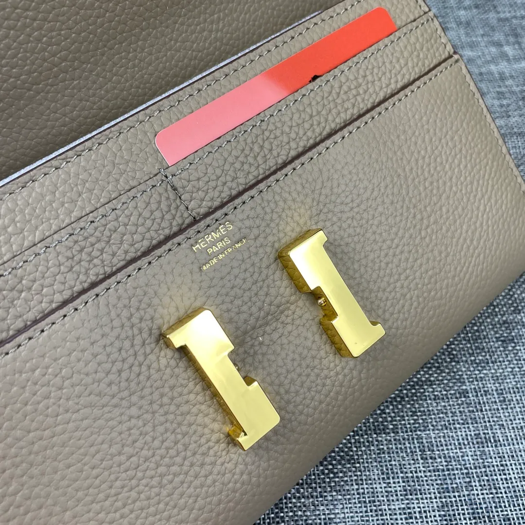 Hermes Constance p270💰 Hermes model: 539 gold buckle togo leather size: 22*11cm 🇫🇷Overseas🇫🇷Imported Togo cowhide, soft and comfortable to the touch. The original replica is matched with gold hardware and has the original OEM code inside. It is exquisite and elegant, and the oil edges are straight and smooth🎈There are two large note slots, a zipper pocket, and 12 card slots inside🚚
