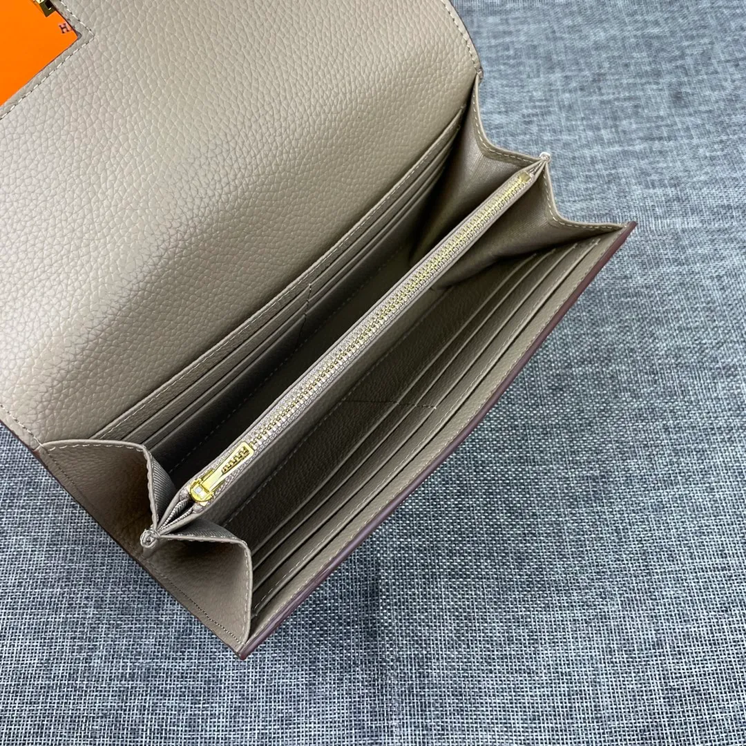 Hermes Constance p270💰 Hermes model: 539 gold buckle togo leather size: 22*11cm 🇫🇷Overseas🇫🇷Imported Togo cowhide, soft and comfortable to the touch. The original replica is matched with gold hardware and has the original OEM code inside. It is exquisite and elegant, and the oil edges are straight and smooth🎈There are two large note slots, a zipper pocket, and 12 card slots inside🚚