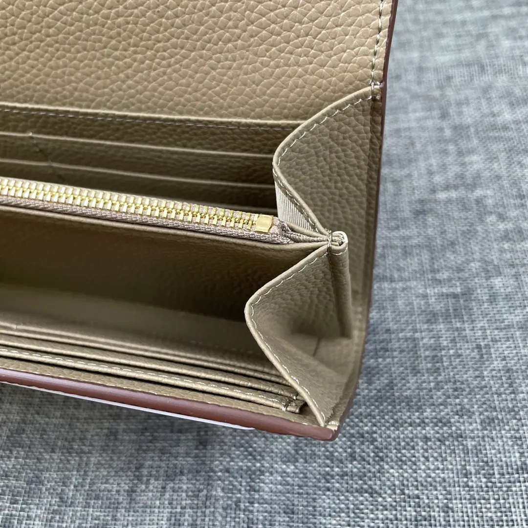 Hermes Constance p270💰 Hermes model: 539 gold buckle togo leather size: 22*11cm 🇫🇷Overseas🇫🇷Imported Togo cowhide, soft and comfortable to the touch. The original replica is matched with gold hardware and has the original OEM code inside. It is exquisite and elegant, and the oil edges are straight and smooth🎈There are two large note slots, a zipper pocket, and 12 card slots inside🚚