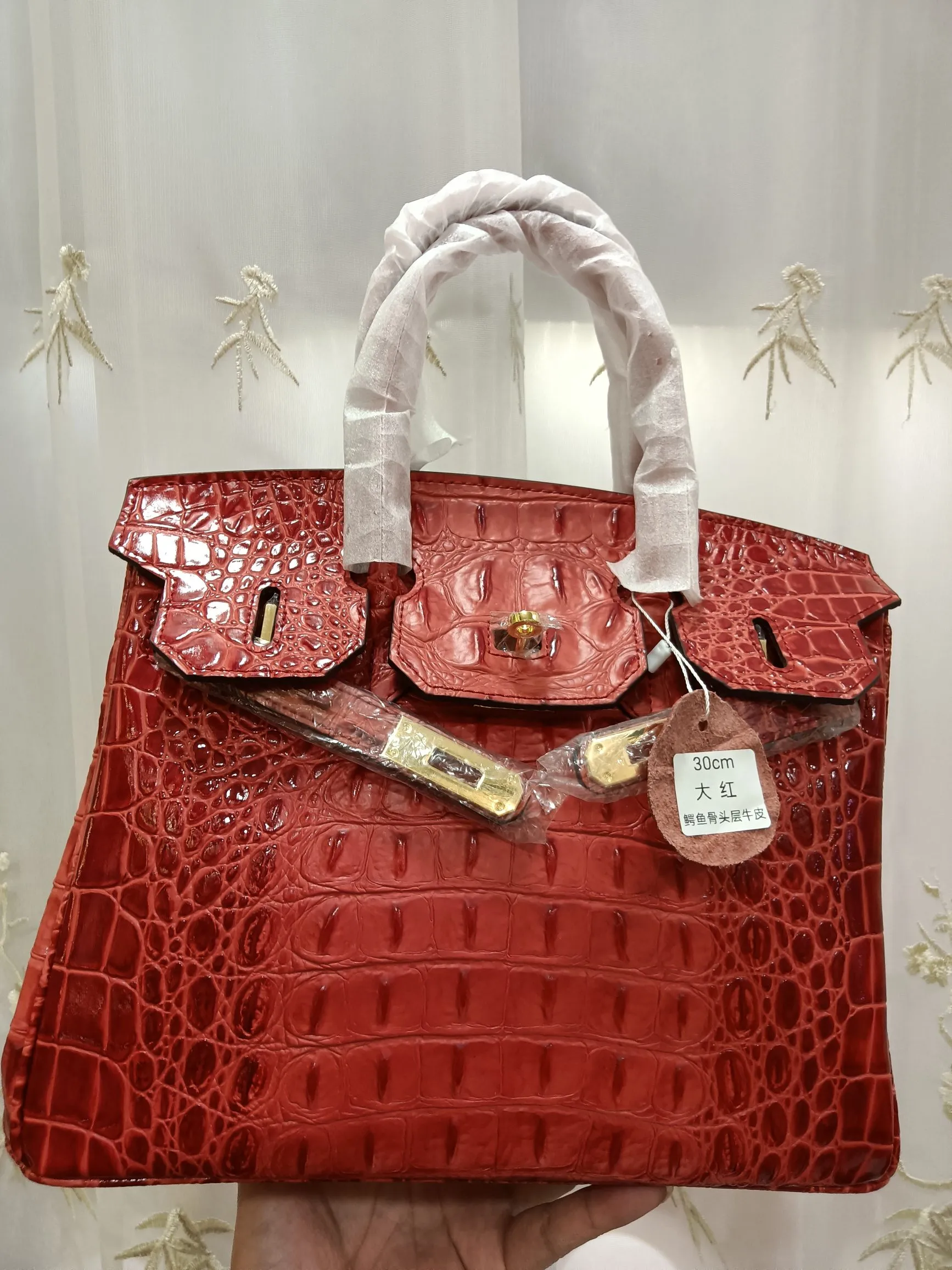 ❤️Hot model debut❤️Batch 💰880/420💋Hermes/Hermes💋Official classic production ✨Platinum crocodile bone✨Original quality coming👉Using imported crocodile bone pattern cowhide from the country of origin 👑 Equipped with pure 24k original hardware💎Size: large size 35*25*18cm/small size 30*22*16cm👛The workmanship is amazing👏👏The legendary slow work brings out the fine work💦Real picture taken💦
