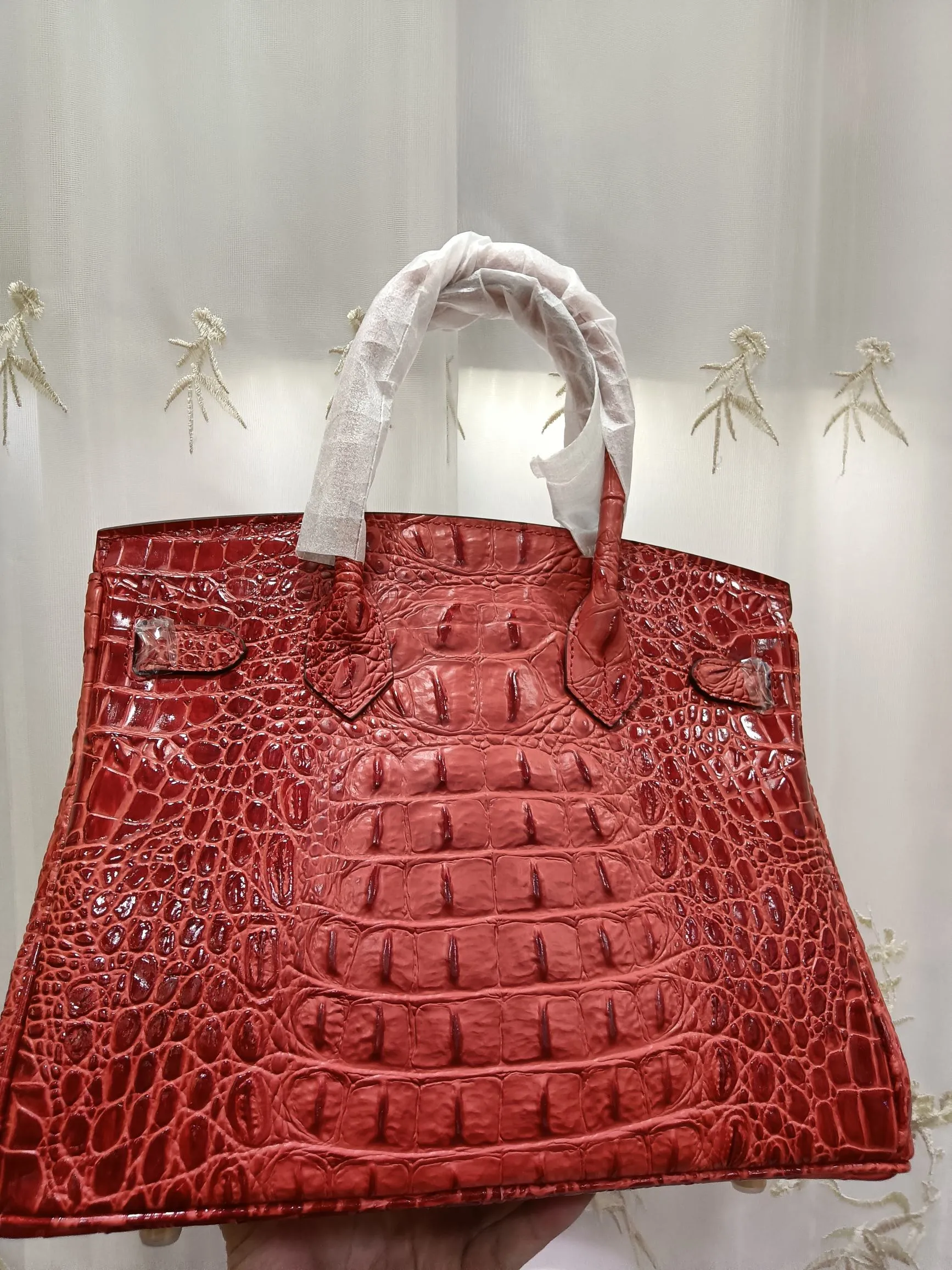 ❤️Hot model debut❤️Batch 💰880/420💋Hermes/Hermes💋Official classic production ✨Platinum crocodile bone✨Original quality coming👉Using imported crocodile bone pattern cowhide from the country of origin 👑 Equipped with pure 24k original hardware💎Size: large size 35*25*18cm/small size 30*22*16cm👛The workmanship is amazing👏👏The legendary slow work brings out the fine work💦Real picture taken💦