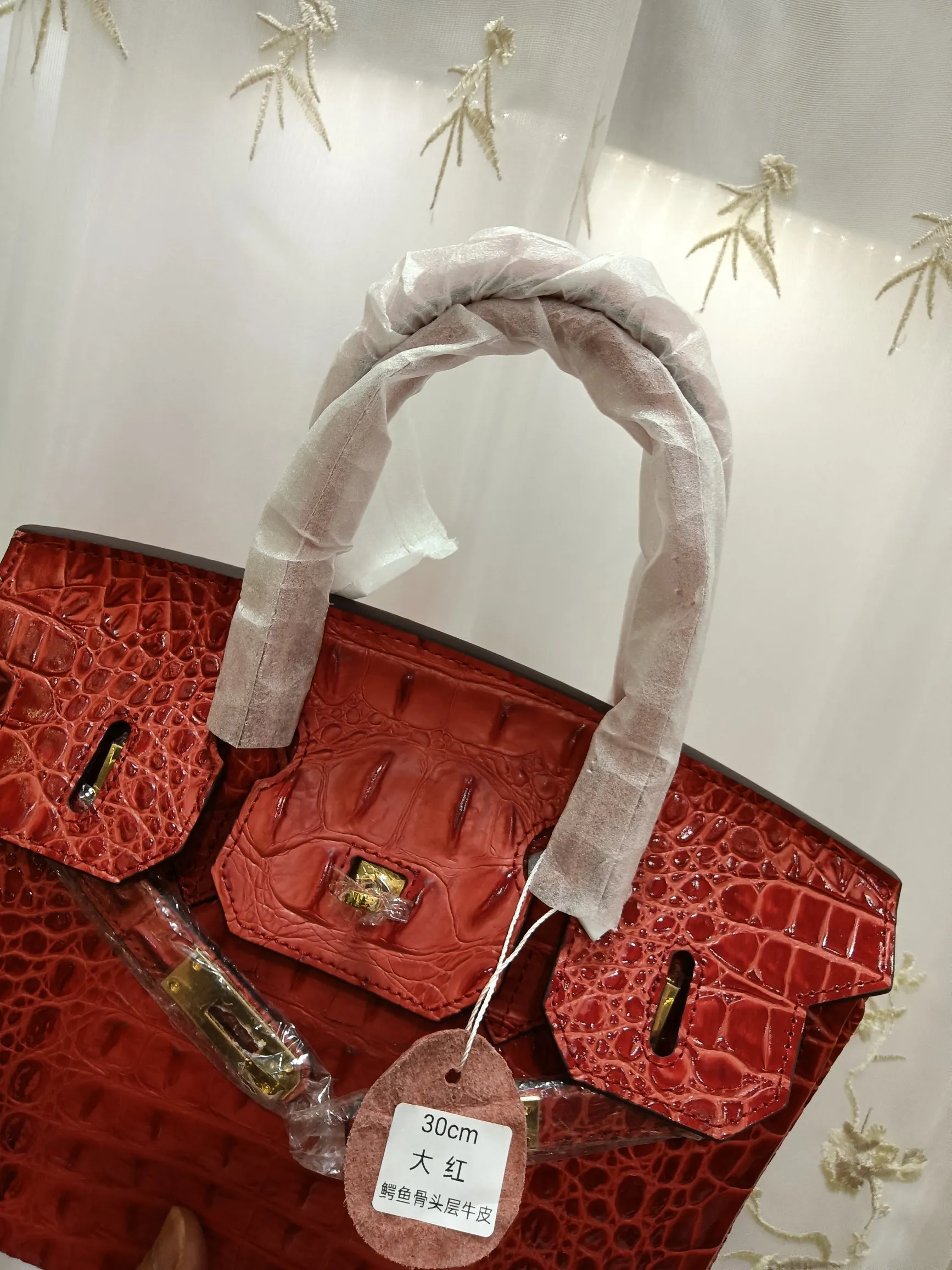 ❤️Hot model debut❤️Batch 💰880/420💋Hermes/Hermes💋Official classic production ✨Platinum crocodile bone✨Original quality coming👉Using imported crocodile bone pattern cowhide from the country of origin 👑 Equipped with pure 24k original hardware💎Size: large size 35*25*18cm/small size 30*22*16cm👛The workmanship is amazing👏👏The legendary slow work brings out the fine work💦Real picture taken💦