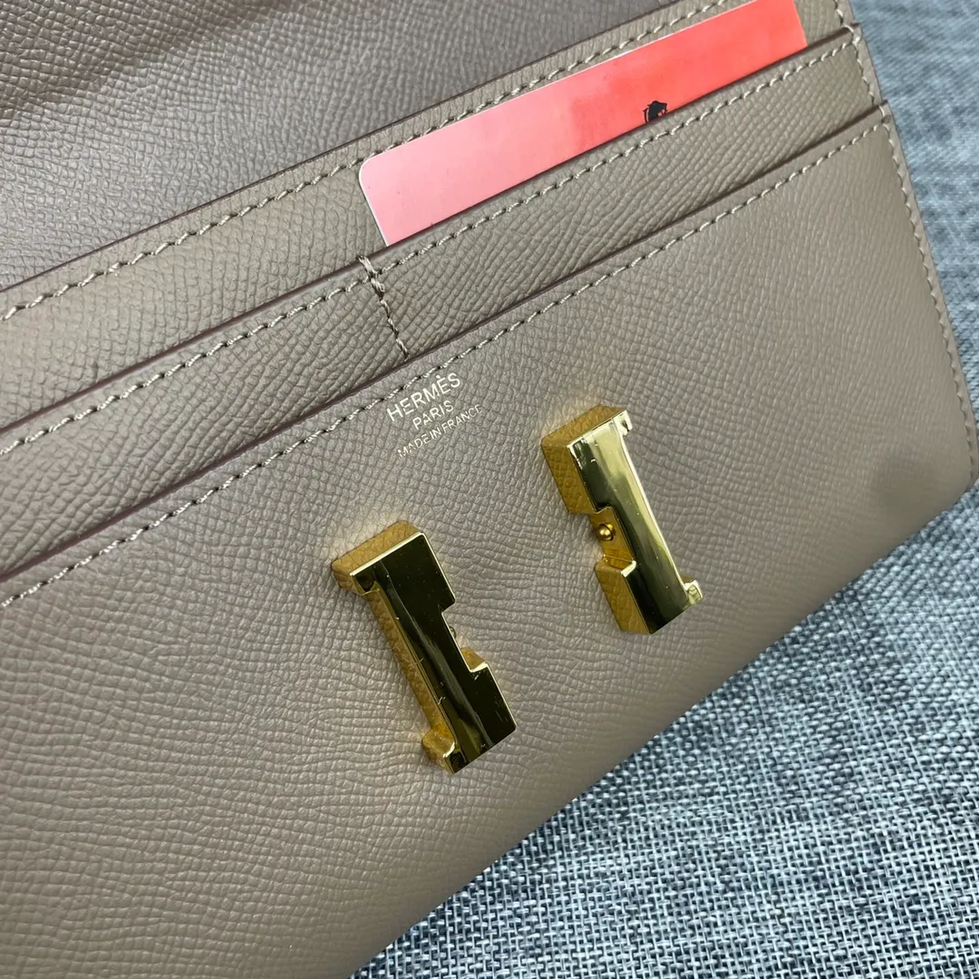 Hermes Constance Original Order p290💰 Model: 539 Palm Pattern Gold Buckle Size: 22*11cm Hermes🇫🇷Overseas🇫🇷Imported cowhide, soft and comfortable to the touch. Counter version, OEM code inside, original replica with gold hardware, exquisite and elegant, oil edge is straight and smooth🎈There are two large note slots, a zipper pocket, and 12 card slots🚚