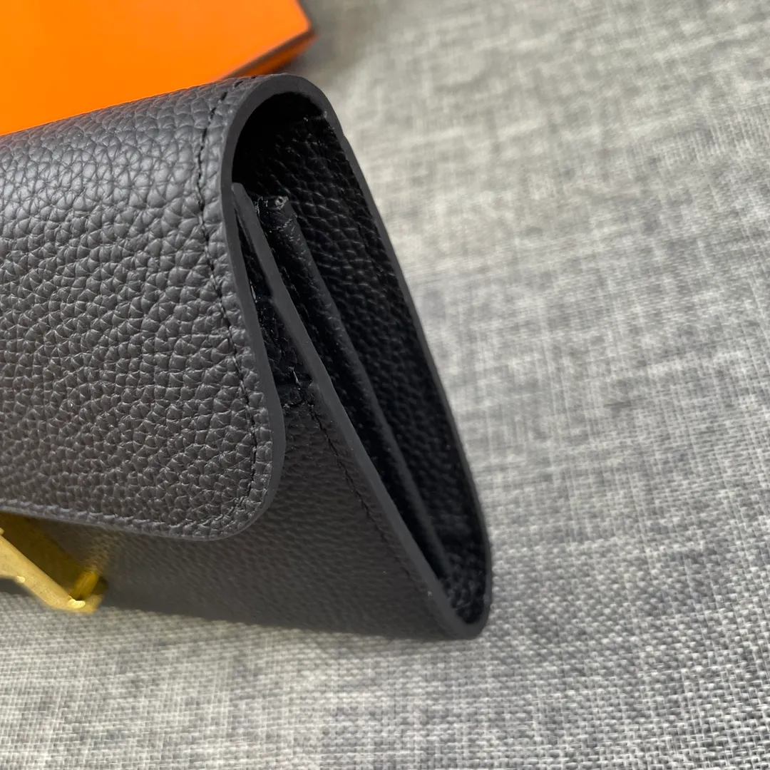 Hermes Constance p270💰 Hermes model: 539 gold buckle togo leather size: 22*11cm 🇫🇷Overseas🇫🇷Imported Togo cowhide, soft and comfortable to the touch. The original replica is matched with gold hardware and has the original OEM code inside. It is exquisite and elegant, and the oil edges are straight and smooth🎈There are two large note slots, a zipper pocket, and 12 card slots inside🚚