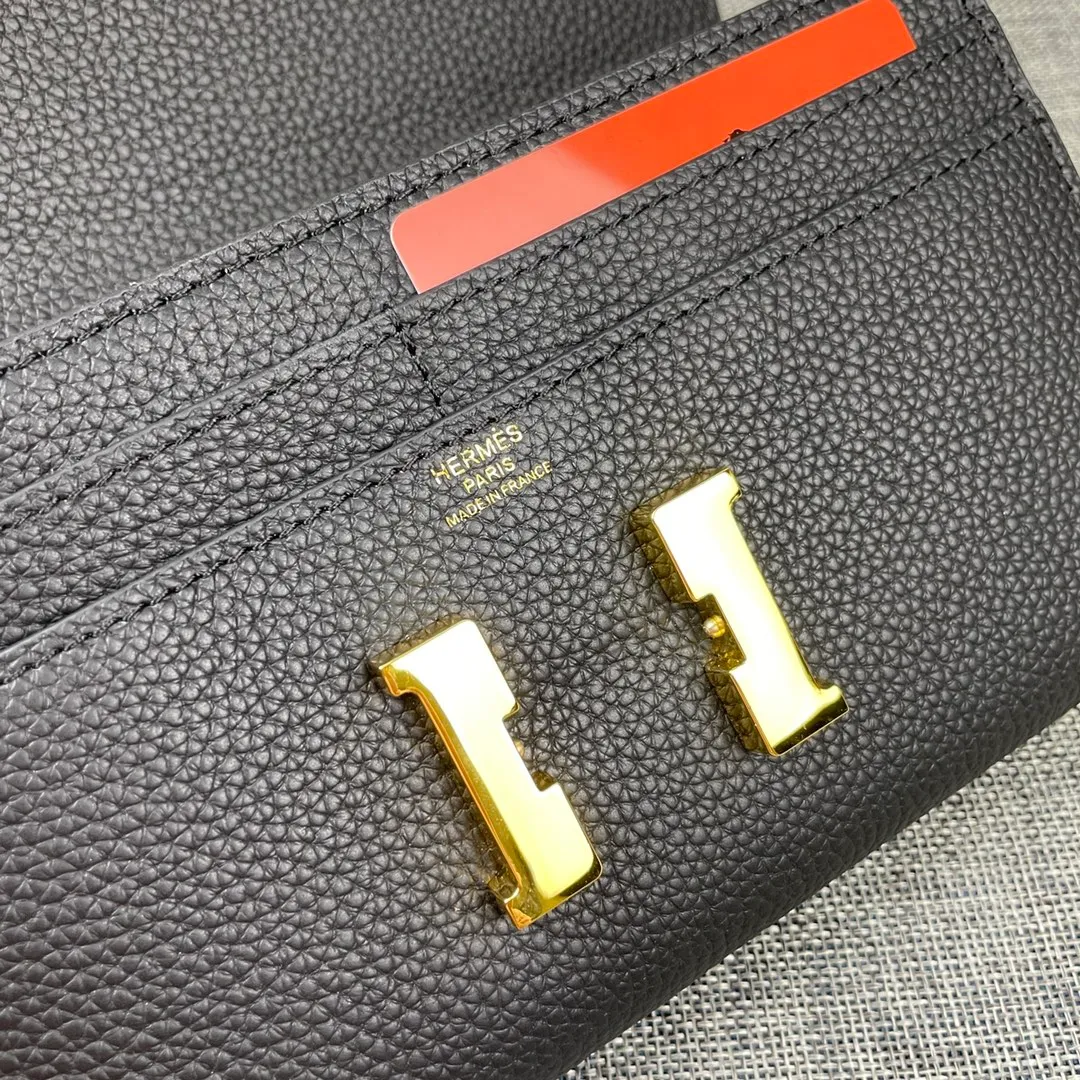 Hermes Constance p270💰 Hermes model: 539 gold buckle togo leather size: 22*11cm 🇫🇷Overseas🇫🇷Imported Togo cowhide, soft and comfortable to the touch. The original replica is matched with gold hardware and has the original OEM code inside. It is exquisite and elegant, and the oil edges are straight and smooth🎈There are two large note slots, a zipper pocket, and 12 card slots inside🚚