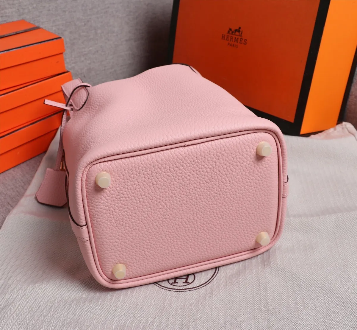 All Categories Official Website "Brand Women's Bags" Women's Bags 💙 Hermes Small Size 58002400 Large Size 58002600 We are all repeat customers. If you can only bring one bag when traveling, it must be the Hermès vegetable basket picotin... Reason: ️The bag shape is casual and elegant, and it can be easily matched with many clothes worn when traveling.
