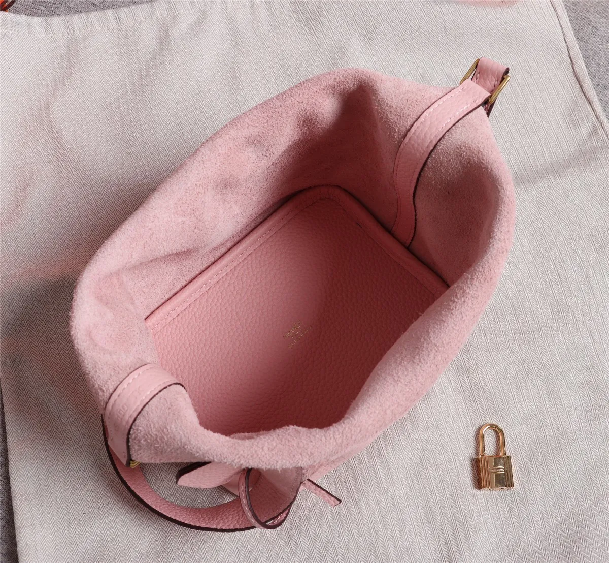 All Categories Official Website "Brand Women's Bags" Women's Bags 💙 Hermes Small Size 58002400 Large Size 58002600 We are all repeat customers. If you can only bring one bag when traveling, it must be the Hermès vegetable basket picotin... Reason: ️The bag shape is casual and elegant, and it can be easily matched with many clothes worn when traveling.
