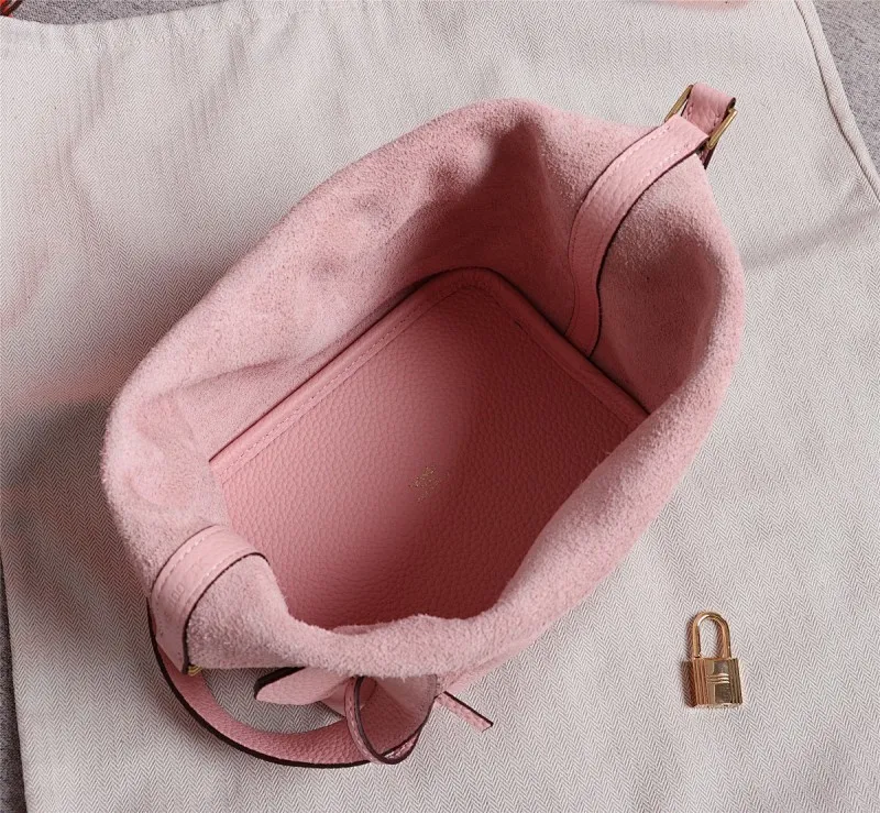 All Categories Official Website "Brand Women's Bags" Women's Bags 💙 Hermes Small Size 58002400 Large Size 58002600 We are all repeat customers. If you can only bring one bag when traveling, it must be the Hermès vegetable basket picotin... Reason: ️The bag shape is casual and elegant, and it can be easily matched with many clothes worn when traveling.