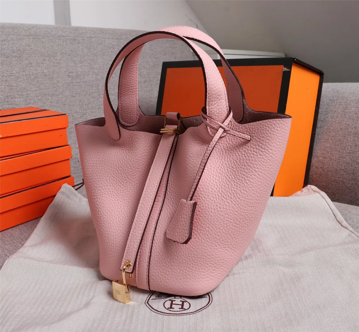 All Categories Official Website "Brand Women's Bags" Women's Bags 💙 Hermes Small Size 58002400 Large Size 58002600 We are all repeat customers. If you can only bring one bag when traveling, it must be the Hermès vegetable basket picotin... Reason: ️The bag shape is casual and elegant, and it can be easily matched with many clothes worn when traveling.