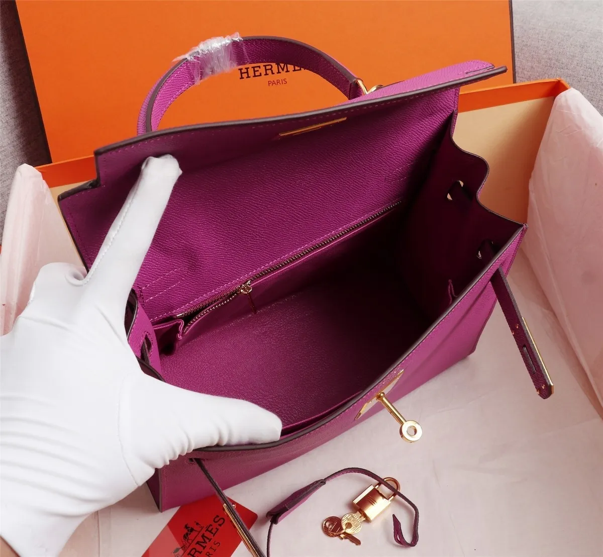All Categories Official Website "Brand Women's Bags" Women's Bags 💙 Hermes 2022 official new Hermes women's hand-carrying cross-body dual-use bag wholesale cowhide palm print customization Large size 58002500 Medium size 58002300 Small size 58002300 High quality Size: Large size 28-22-10CM Medium size 25-17