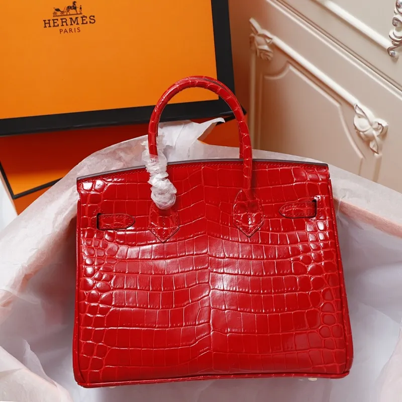 All Categories Official Website "Brand Women's Bags" Women's Bags 💙 Hermes (original order, new background) Hermes H Birkin glossy crocodile CK67 Vert Fonce 30cm 58004500 35cm 58004700 The most beautiful and classic high-gloss crocodile pattern among the favorites! Unique texture, pure steel