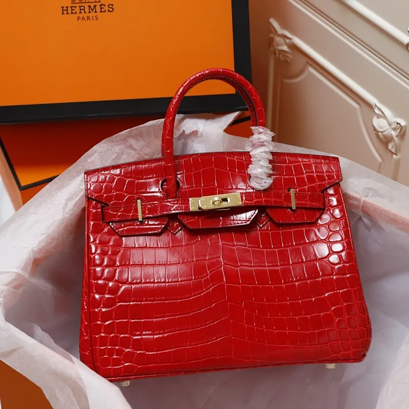 All Categories Official Website "Brand Women's Bags" Women's Bags 💙 Hermes (original order, new background) Hermes H Birkin glossy crocodile CK67 Vert Fonce 30cm 58004500 35cm 58004700 The most beautiful and classic high-gloss crocodile pattern among the favorites! Unique texture, pure steel