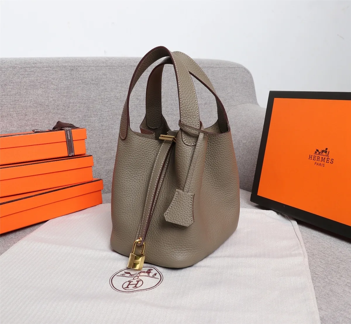 All Categories Official Website "Brand Women's Bags" Women's Bags 💙 Hermes Small Size 58002400 Large Size 58002600 We are all repeat customers. If you can only bring one bag when traveling, it must be the Hermès vegetable basket picotin... Reason: ️The bag shape is casual and elegant, and it can be easily matched with many clothes worn when traveling.