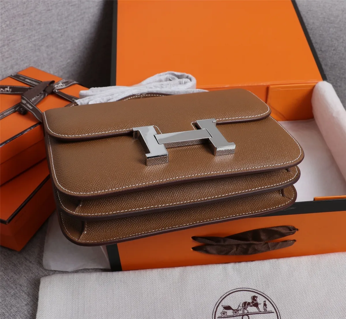 All categories Official website "Brand Women's Bags" Women's bags 💙 Hermes Hermès Made in France Large size 58002800 Small size 58002600 constance stewardess bag ☣️Genuine epsom leather pure steel silver-plated buckle Genuine leather source super good feel Accessories stainless steel laser logo perfect flip arc and three-dimensionality