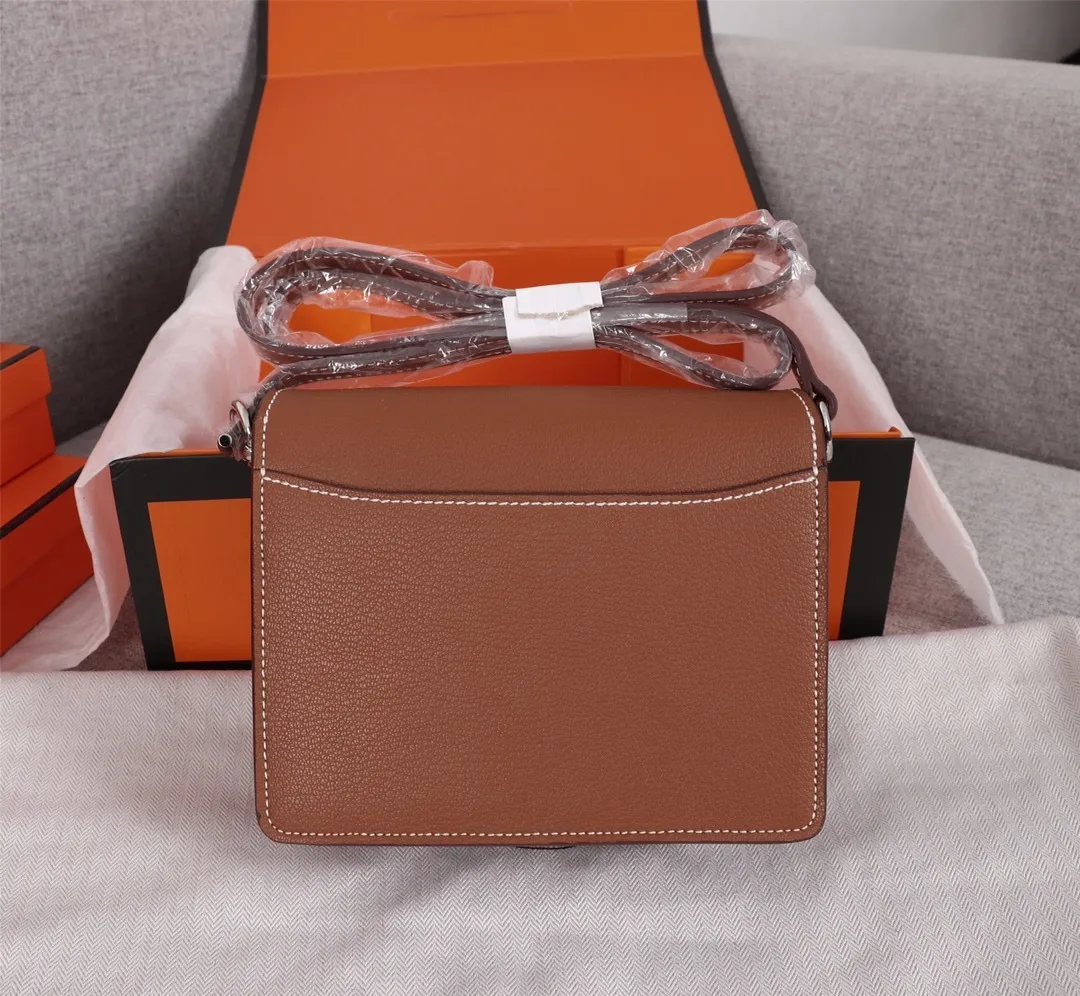 All Categories Official Website "Brand Women's Bags" Women's Bags 💙 Hermes Small Size 58002600 Large Size 58002800 Hermes Yang Mi's same style pig nose is available for sale now. It is so beautiful in person that it refuses huge profits. The lines are clear. The leather is comfortable original leather, with a fashionable pig nose-shaped buckle. The stitching is neat and fine, and the oil edge can only appear after repeated repetitions.